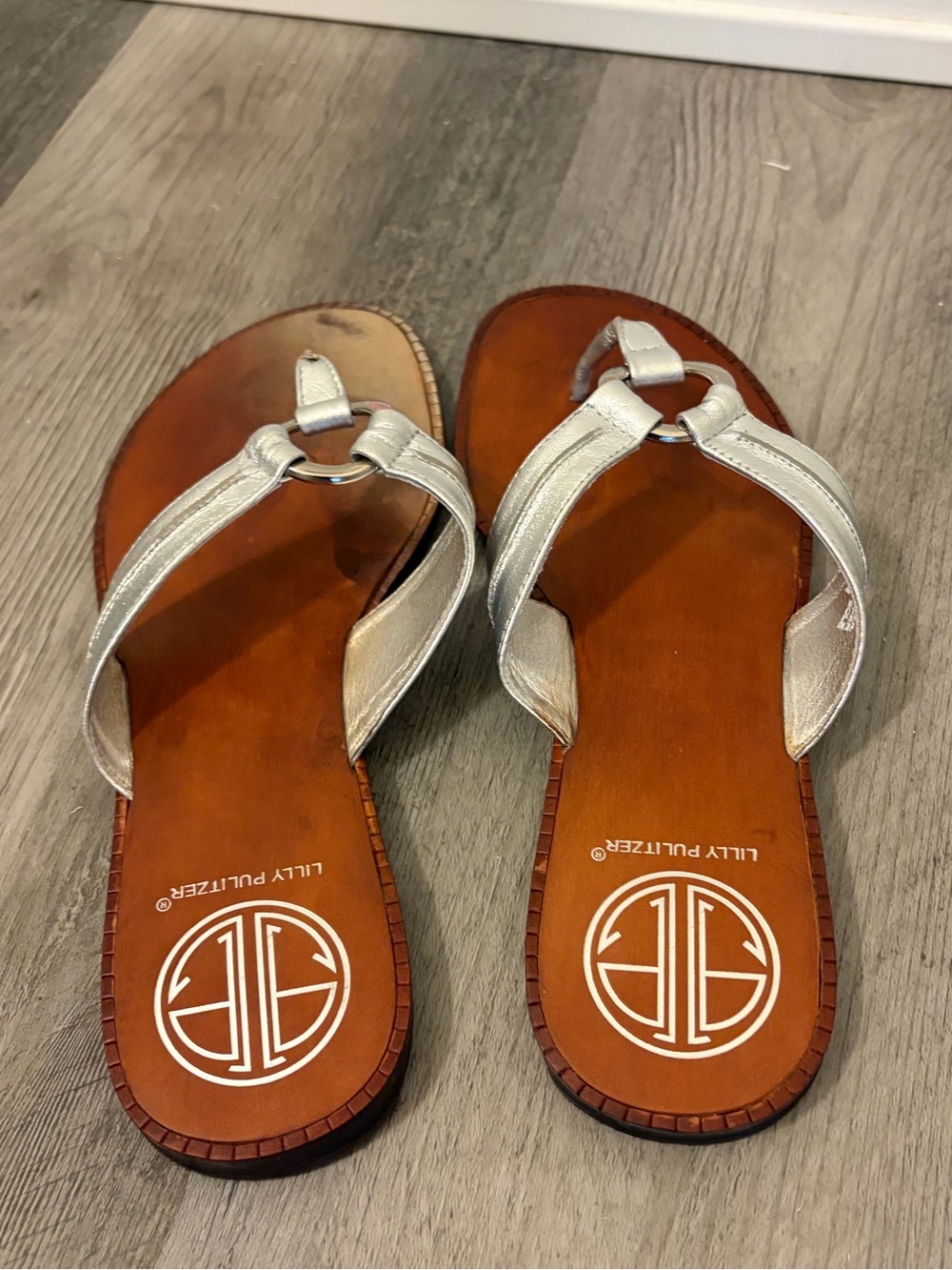 Lilly Pulitzer McKim Silver Leather Ring Thong Sandals Size 7.5 - Picture 2 of 6